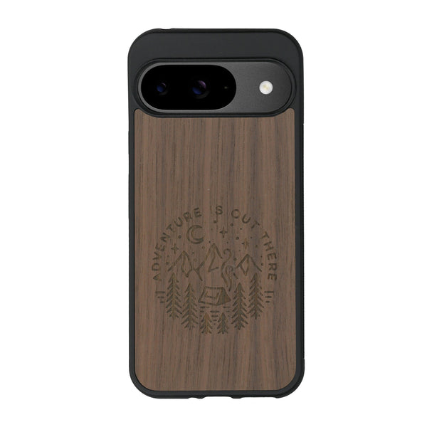 Coque de protection en bois véritable fabriquée en France pour Google Pixel 8pro sur le thème du camping en pleine nature et du bivouac avec la phrase "Aventure is out there"
