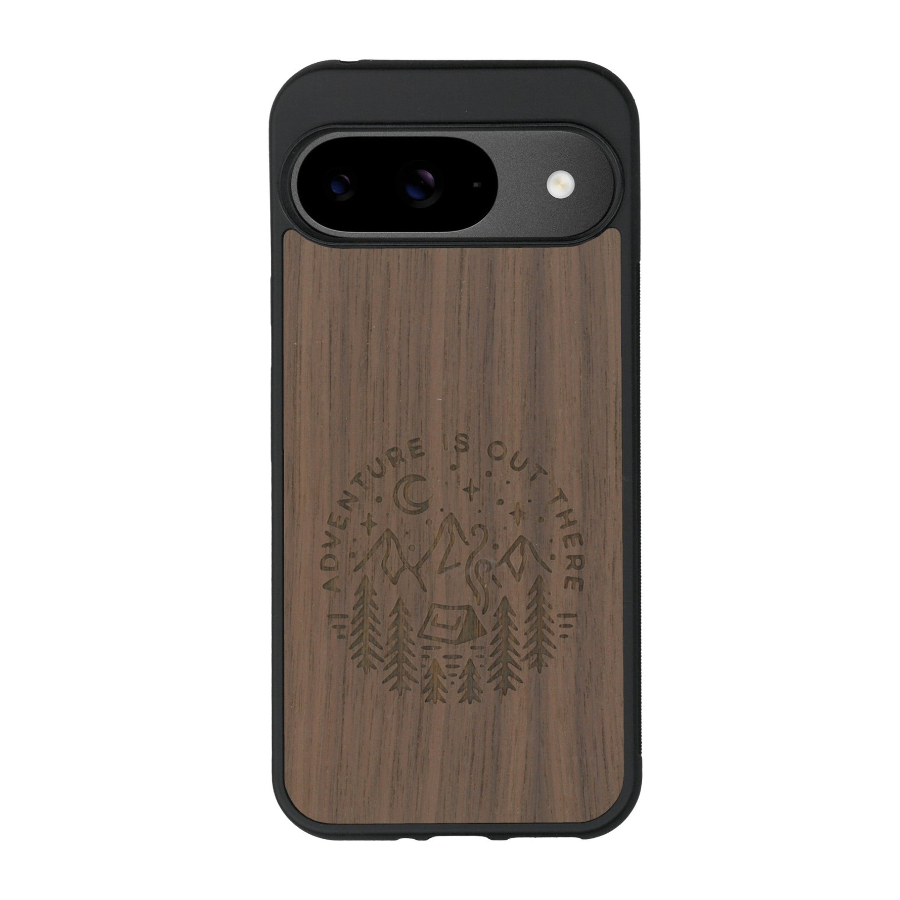 Coque de protection en bois véritable fabriquée en France pour Google Pixel 8A sur le thème du camping en pleine nature et du bivouac avec la phrase "Aventure is out there"