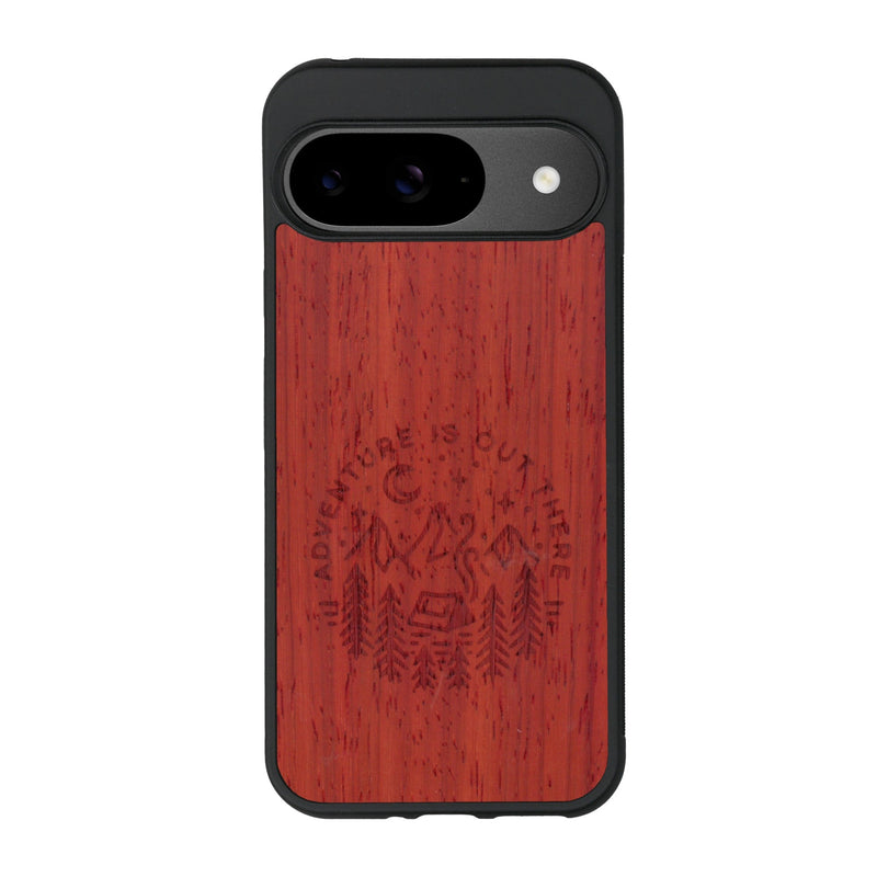 Coque de protection en bois véritable fabriquée en France pour Google Pixel 9 sur le thème du camping en pleine nature et du bivouac avec la phrase "Aventure is out there"