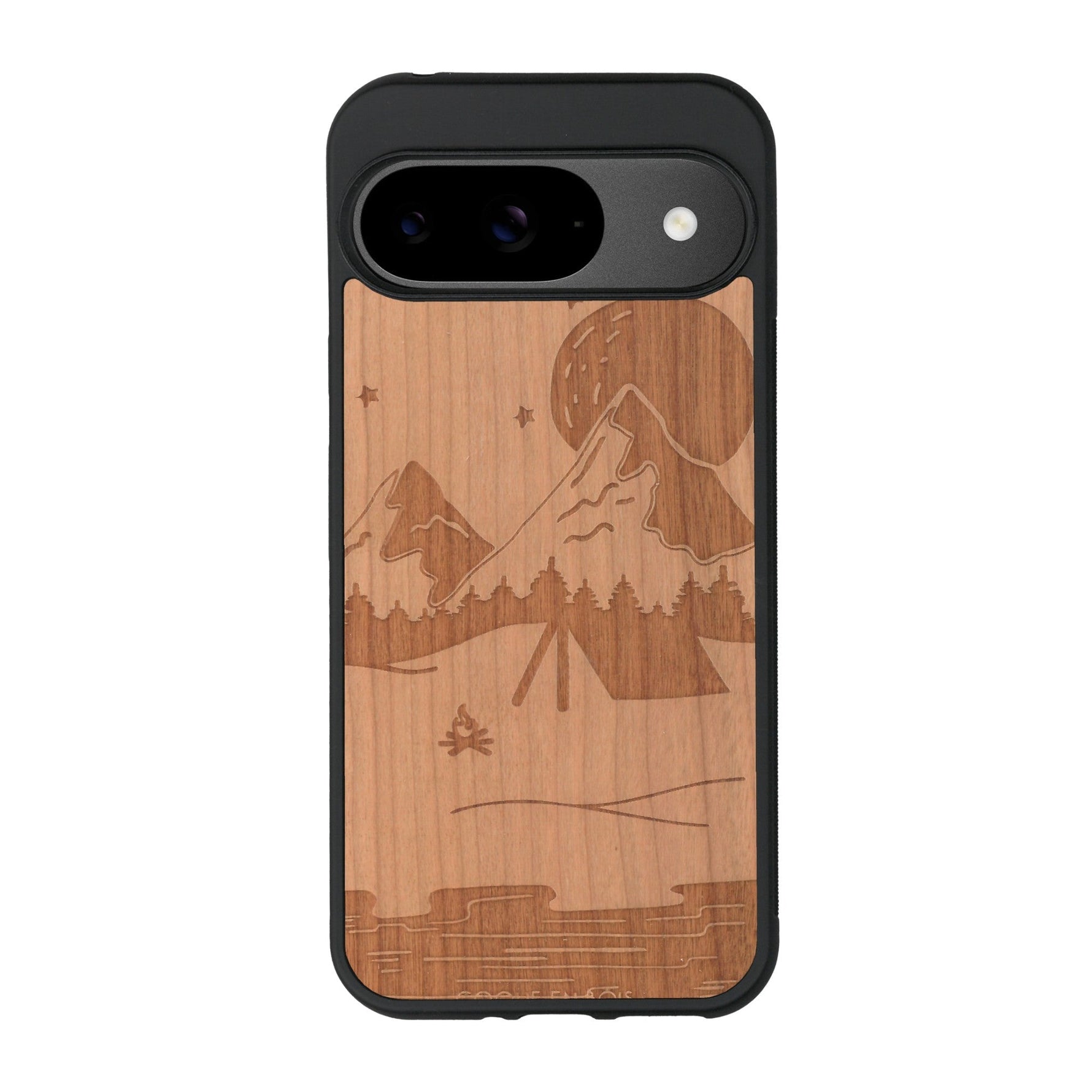 Coque de protection en bois véritable fabriquée en France pour Google Pixel 8pro sur le thème du camping en pleine nature représentant une tente avec un feu de camp entouré de montagnes