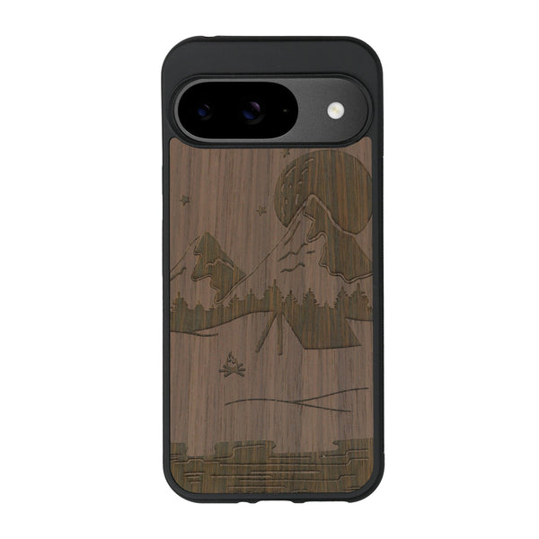 Coque de protection en bois véritable fabriquée en France pour Google Pixel 8pro sur le thème du camping en pleine nature représentant une tente avec un feu de camp entouré de montagnes
