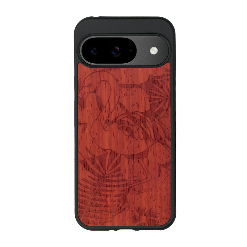Coque de protection en bois véritable fabriquée en France pour Google Pixel 8A sur le thème de la nature et des animaux représentant un flamant rose entre des fougères