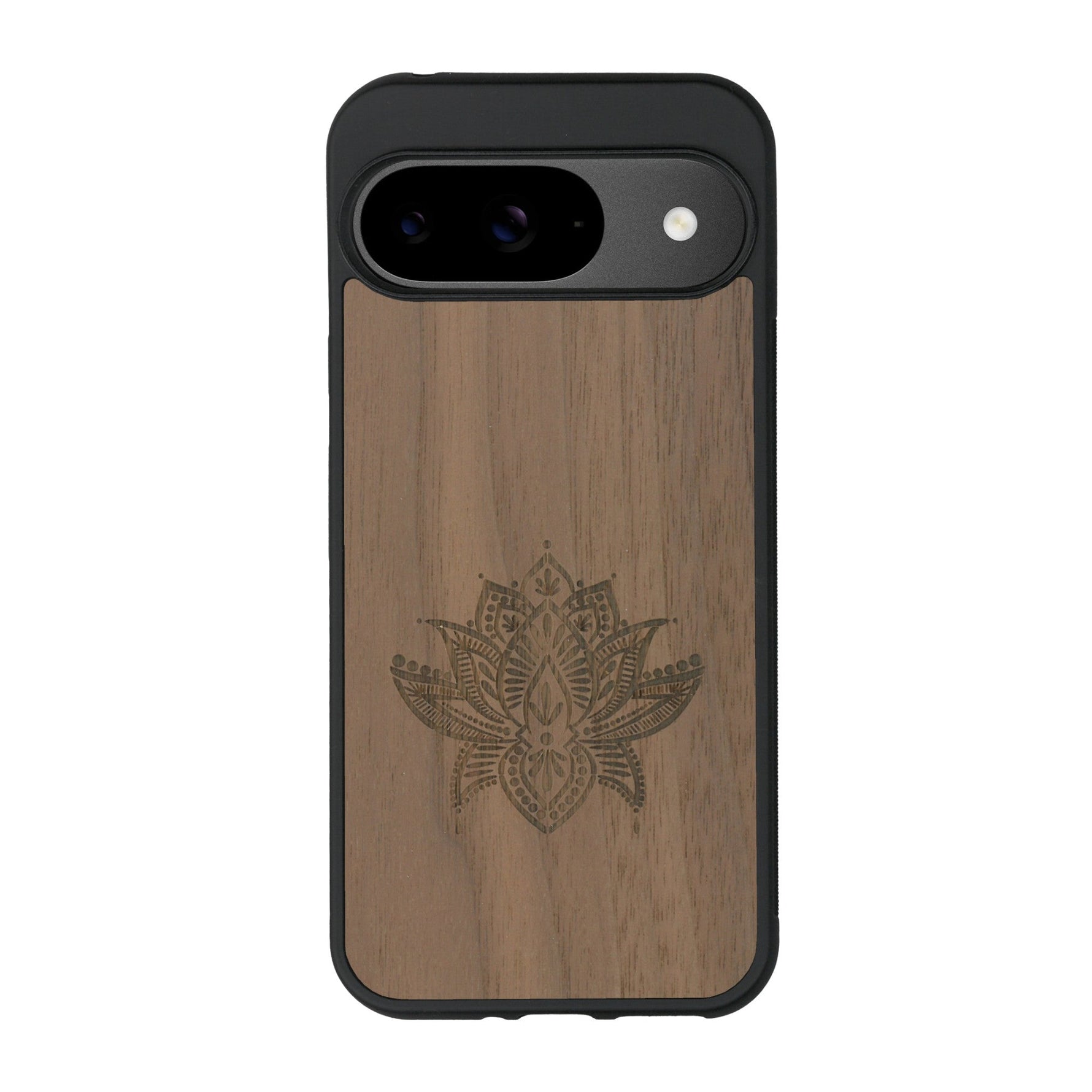 Coque de protection en bois véritable fabriquée en France pour Google Pixel 8A sur le thème de la nature et du yoga avec une gravure zen représentant une fleur de lotus