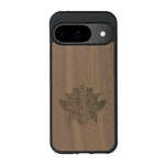Coque de protection en bois véritable fabriquée en France pour Google Pixel 8pro sur le thème de la nature et du yoga avec une gravure zen représentant une fleur de lotus