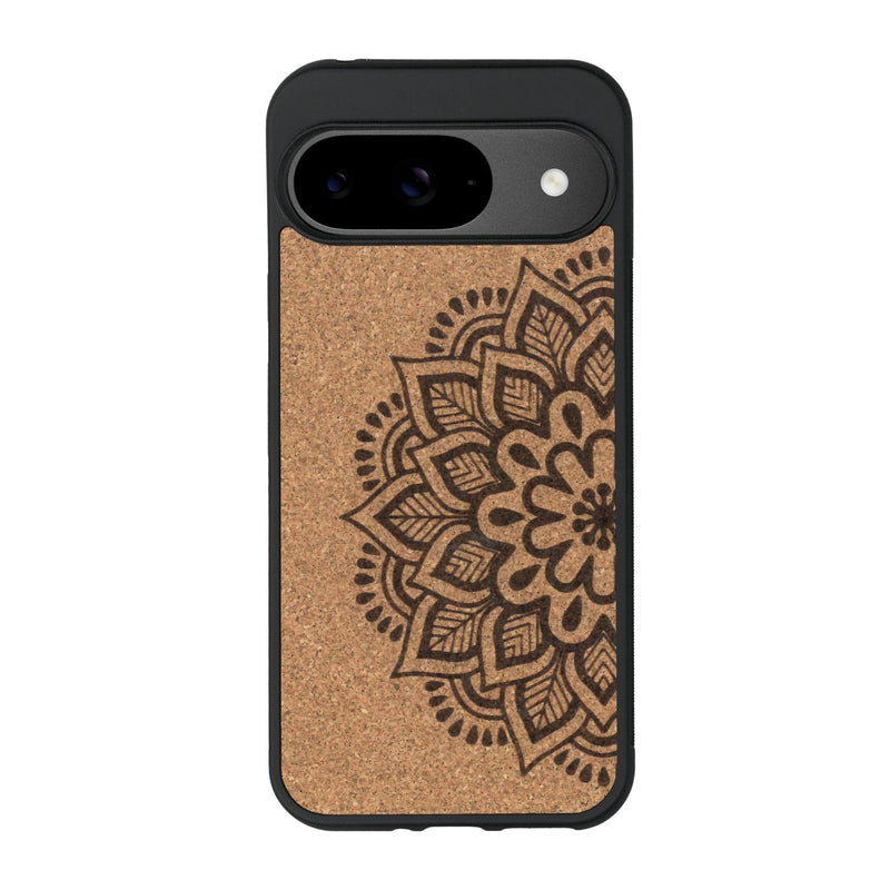 Coque de protection en bois véritable fabriquée en France pour Google Pixel 8A sur le thème de la bohème et du tatouage au henné avec une gravure représentant un mandala