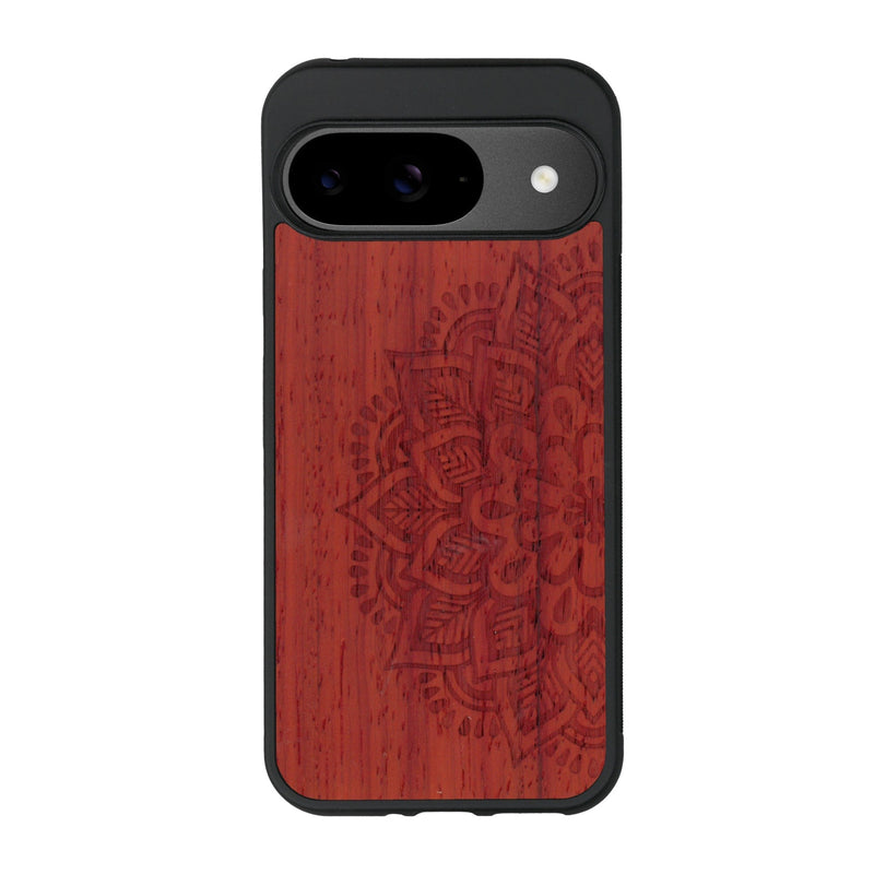 Coque de protection en bois véritable fabriquée en France pour Google Pixel 8A sur le thème de la bohème et du tatouage au henné avec une gravure représentant un mandala