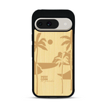 Coque de protection en bois véritable fabriquée en France pour  sur le thème des voyages en vans, vanlife et chill avec une gravure représentant un van vw combi devant le soleil couchant sur une plage avec des vagues