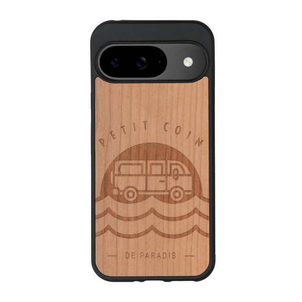 Coque de protection en bois véritable fabriquée en France pour Google Pixel 8pro sur le thème des voyages en vans, vanlife et chill avec une gravure représentant un van vw combi devant le soleil couchant sur une plage avec des vagues