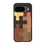Coque de protection en bois véritable fabriquée en France pour Google Pixel 8pro représentant un puzzle en six pièces qui allie du chêne fumé, du noyer, du bambou, du padouk, du merisier et de l'acajou