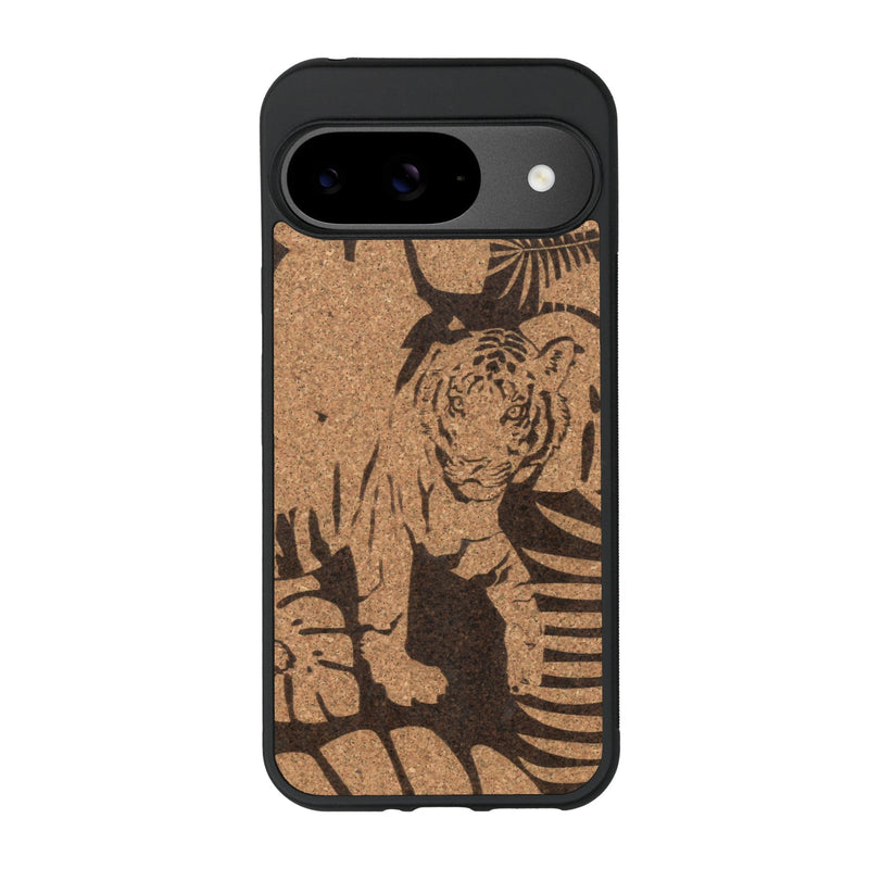 Coque de protection en bois véritable fabriquée en France pour Google Pixel 8A sur le thème de la nature et des animaux représentant un tigre dans la jungle entre des fougères