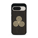 Coque de protection en bois véritable fabriquée en France pour  alliant du chêne fumé et du bambou et doré représentant un triskell