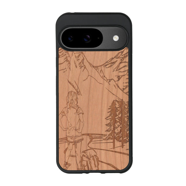Coque de protection en bois véritable fabriquée en France pour Google Pixel 8pro sur le thème de la randonnée en montagne et de l'aventure avec une gravure représentant une femme de dos face à un paysage de nature