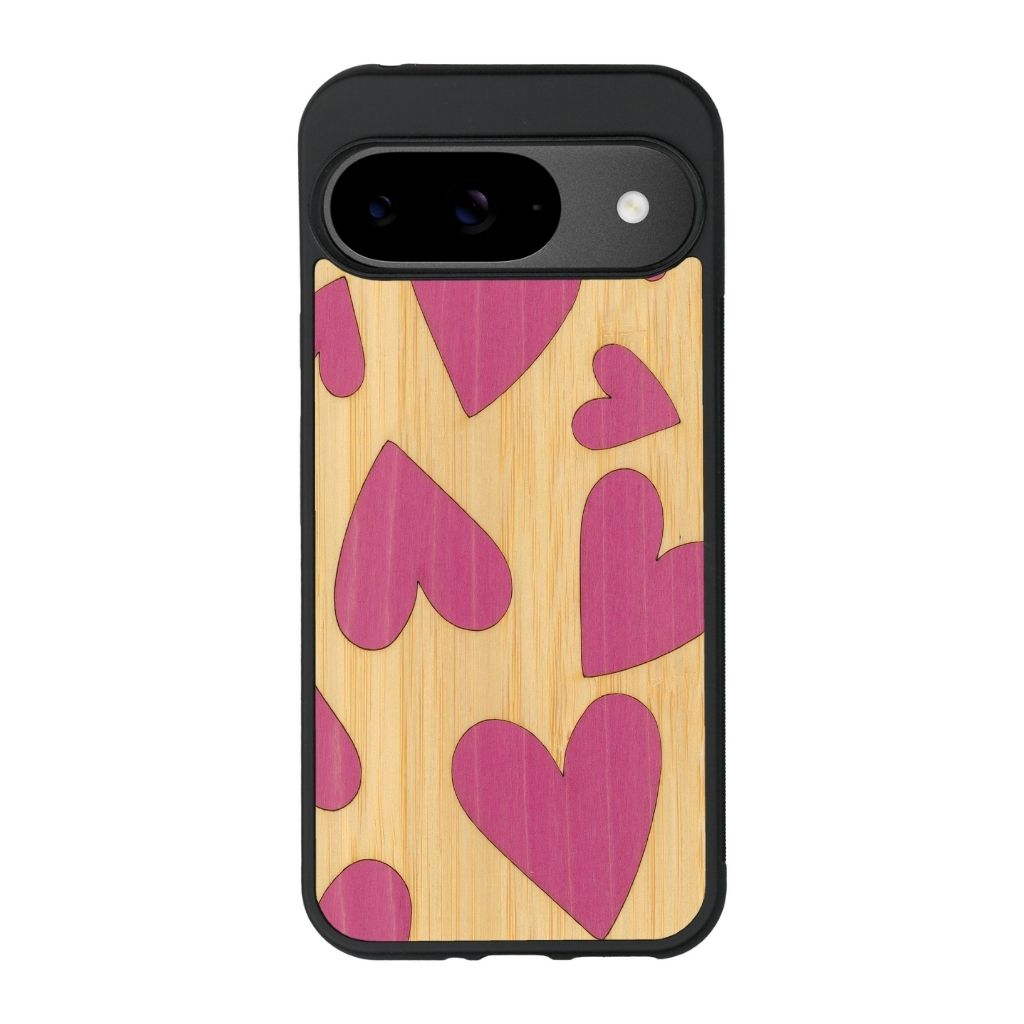 Coque de protection en bois véritable fabriquée en France pour Google Pixel 9 alliant plusieurs essences de bois pour représenter des coeurs pour les amoureux