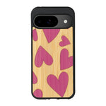 Coque de protection en bois véritable fabriquée en France pour Google Pixel 8A alliant plusieurs essences de bois pour représenter des coeurs pour les amoureux