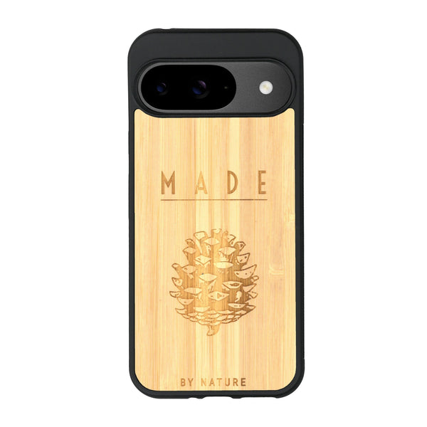 Coque de protection en bois véritable fabriquée en France pour Google Pixel 8pro sur le thème de la nature et des arbres avec une gravure représentant une pomme de pin et la phrase "made by nature"