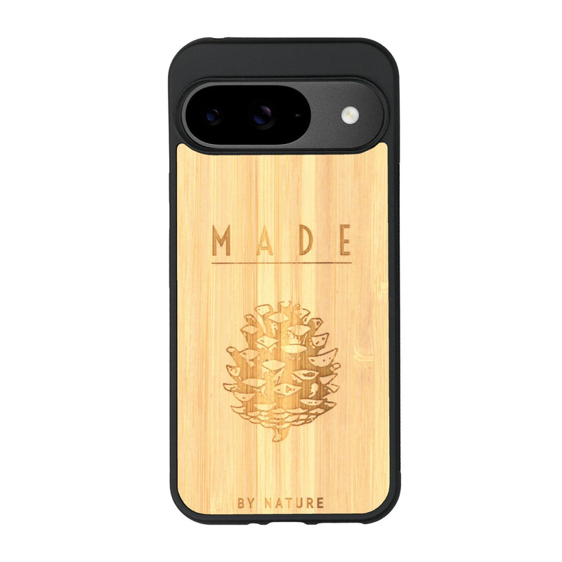 Coque de protection en bois véritable fabriquée en France pour Google Pixel 8A sur le thème de la nature et des arbres avec une gravure représentant une pomme de pin et la phrase "made by nature"