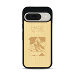 Coque de protection en bois véritable fabriquée en France pour  sur le thème de la nature et des arbres avec une gravure représentant une pomme de pin et la phrase "made by nature"