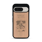 Coque de protection en bois véritable fabriquée en France pour  sur le thème de la nature et des arbres avec une gravure représentant une pomme de pin et la phrase "made by nature"