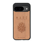 Coque de protection en bois véritable fabriquée en France pour Google Pixel 8pro sur le thème de la nature et des arbres avec une gravure représentant une pomme de pin et la phrase "made by nature"