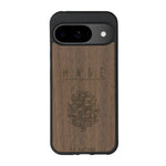 Coque de protection en bois véritable fabriquée en France pour Google Pixel 9 sur le thème de la nature et des arbres avec une gravure représentant une pomme de pin et la phrase "made by nature"