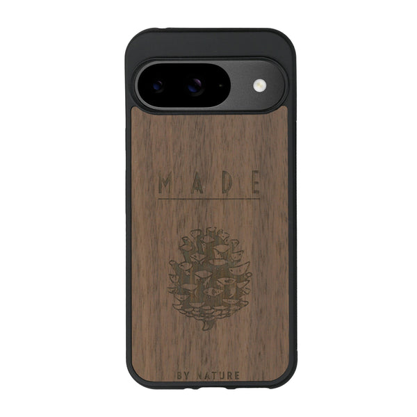 Coque de protection en bois véritable fabriquée en France pour Google Pixel 8pro sur le thème de la nature et des arbres avec une gravure représentant une pomme de pin et la phrase "made by nature"