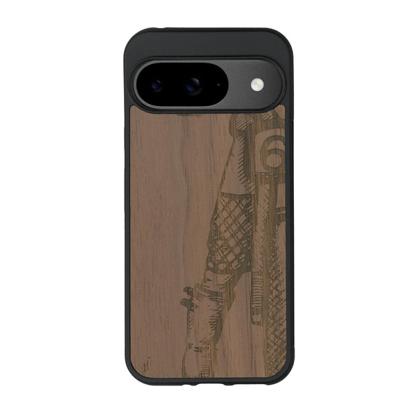 Coque de protection en bois véritable fabriquée en France pour Google Pixel 8pro représentant une vue de face d'une femme sur une moto vintage dessinée à la main par l'artiste Maud Dabs
