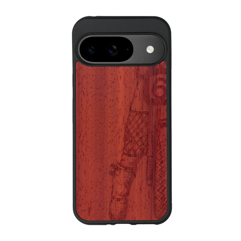 Coque de protection en bois véritable fabriquée en France pour Google Pixel 8pro représentant une vue de face d'une femme sur une moto vintage dessinée à la main par l'artiste Maud Dabs