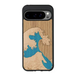 Coque de protection en bois véritable fabriquée en France pour Google Pixel 9 Pro alliant plusieurs essences de bois pour représenter la célèbre grande vague de Kanagawa