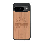 Coque de protection en bois véritable fabriquée en France pour Google Pixel 9 Pro sur le thème chill avec un motif représentant un couché de soleil sur l'océan et la phrase "Chill out"