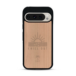 Coque de protection en bois véritable fabriquée en France pour  sur le thème chill avec un motif représentant un couché de soleil sur l'océan et la phrase "Chill out"