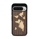 Coque de protection en bois véritable fabriquée en France pour  alliant du bambou et du noyer sur le thème du voyage et de l'aventure représentant une mappemonde