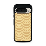 Coque de protection en bois véritable fabriquée en France pour  baptisée "La Sinjak" avec un motif de gravure abstrait représentant la répétition d'un symbole wifi