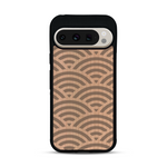 Coque de protection en bois véritable fabriquée en France pour  baptisée "La Sinjak" avec un motif de gravure abstrait représentant la répétition d'un symbole wifi
