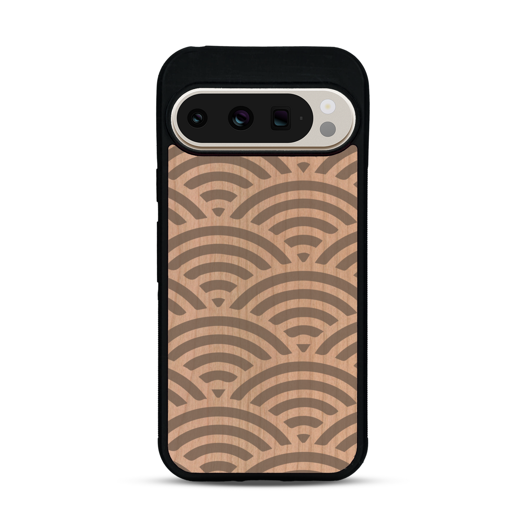 Coque de protection en bois véritable fabriquée en France pour  baptisée "La Sinjak" avec un motif de gravure abstrait représentant la répétition d'un symbole wifi