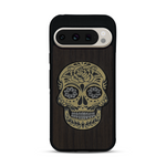 Coque de protection en bois véritable fabriquée en France pour  alliant du chêne fumé avec du métal argenté et doré représentant une tête de mort mexicaine sur le thème Dia de los Muertos