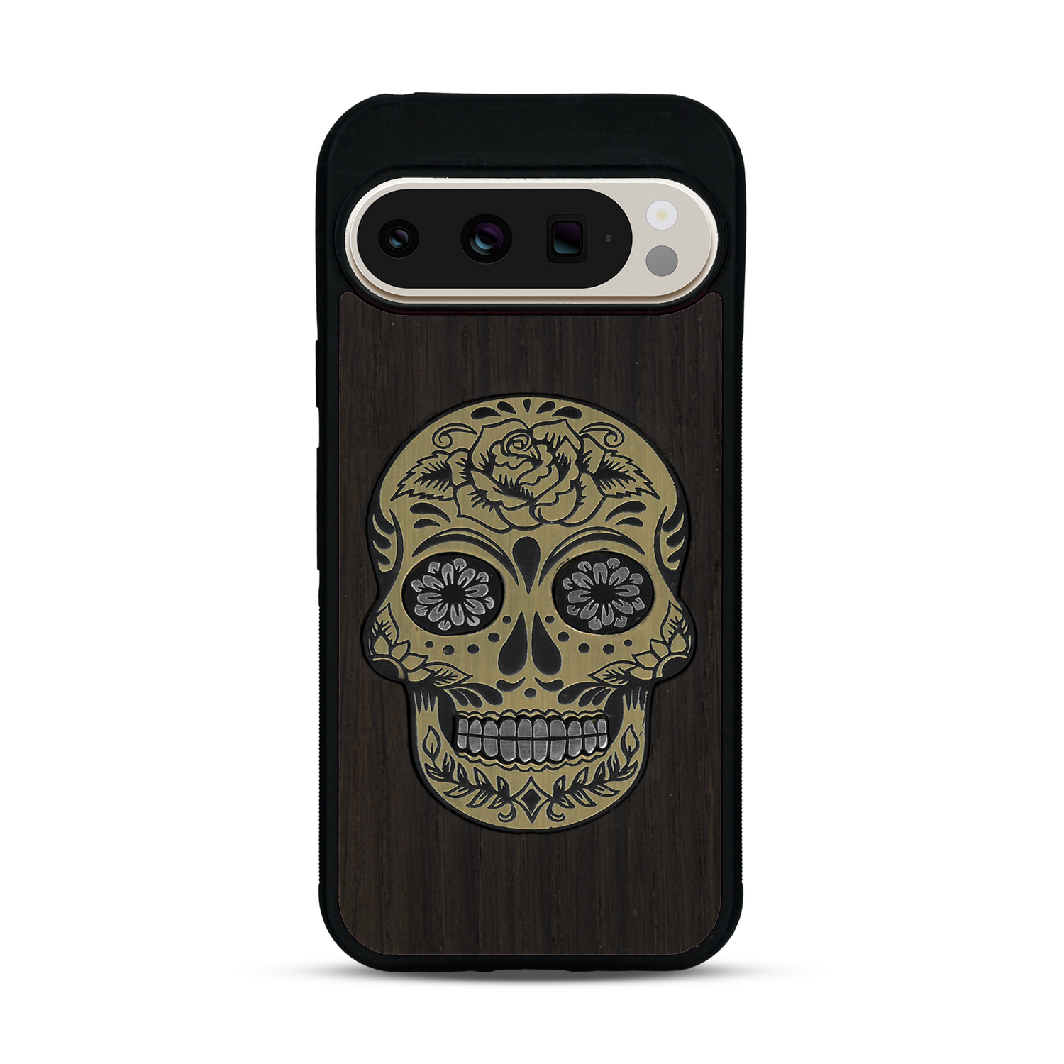 Coque de protection en bois véritable fabriquée en France pour  alliant du chêne fumé avec du métal argenté et doré représentant une tête de mort mexicaine sur le thème Dia de los Muertos
