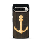 Coque de protection en bois véritable fabriquée en France pour  sur le thème nautique avec un bois clair et un bois foncé représentant une ancre de bateau