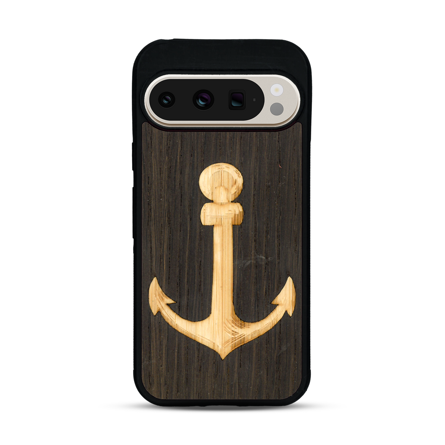 Coque de protection en bois véritable fabriquée en France pour  sur le thème nautique avec un bois clair et un bois foncé représentant une ancre de bateau