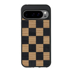 Coque de protection en bois véritable fabriquée en France pour Google Pixel 9 Pro alliant plusieurs essences de bois pour représenter un damier
