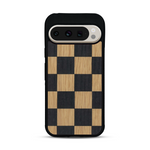 Coque de protection en bois véritable fabriquée en France pour  alliant plusieurs essences de bois pour représenter un damier