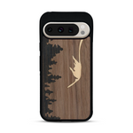 Coque de protection en bois véritable fabriquée en France pour  sur le thème de la nature et de la montagne qui allie du chêne fumé, du noyer et du bambou représentant le mont mézenc