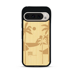 Coque de protection en bois véritable fabriquée en France pour  sur le thème des voyages en vans, vanlife et chill avec une gravure représentant un van vw combi devant le soleil couchant sur une plage avec des vagues
