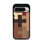 Coque de protection en bois véritable fabriquée en France pour  représentant un puzzle en six pièces qui allie du chêne fumé, du noyer, du bambou, du padouk, du merisier et de l'acajou