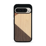 Coque de protection en bois véritable fabriquée en France pour  alliant du merisier, du noyer et du bambou formant chacun deux triangles et un trapèze avec deux jointures en diagonale sur le thème de l'art abstrait