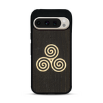 Coque de protection en bois véritable fabriquée en France pour  alliant du chêne fumé et du bambou et doré représentant un triskell