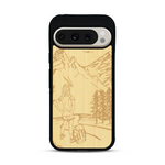 Coque de protection en bois véritable fabriquée en France pour  sur le thème de la randonnée en montagne et de l'aventure avec une gravure représentant une femme de dos face à un paysage de nature