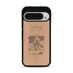Coque de protection en bois véritable fabriquée en France pour  sur le thème de la nature et des arbres avec une gravure représentant une pomme de pin et la phrase "made by nature"