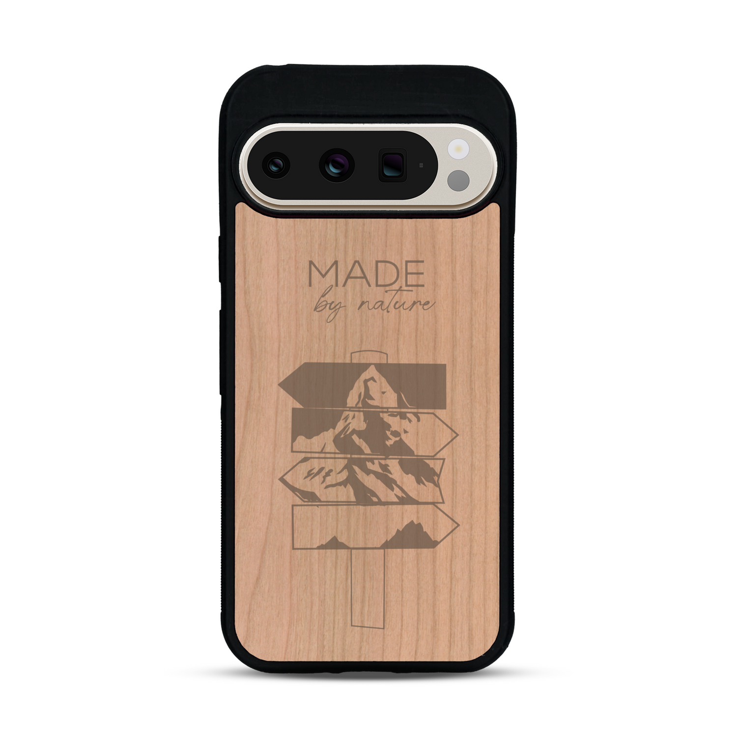 Coque de protection en bois véritable fabriquée en France pour  sur le thème de la nature et des arbres avec une gravure représentant une pomme de pin et la phrase "made by nature"