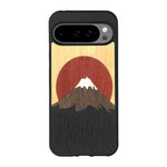 Coque de protection en bois véritable fabriquée en France pour Google Pixel 9 Pro alliant plusieurs essences de bois pour représenter le mont Fuji