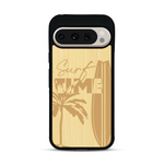 Coque de protection en bois véritable fabriquée en France pour  sur le thème chill avec un motif représentant une silouhette tenant une planche de surf sur une plage entouré de palmiers et les mots "Surf Time Long Beach Miami"
